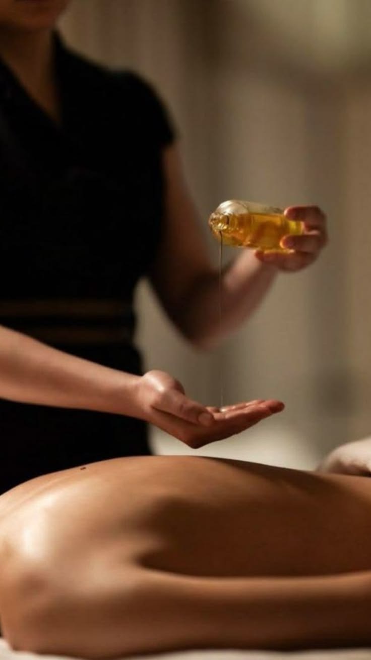 Terapeuta preparando aceite para un masaje corporal